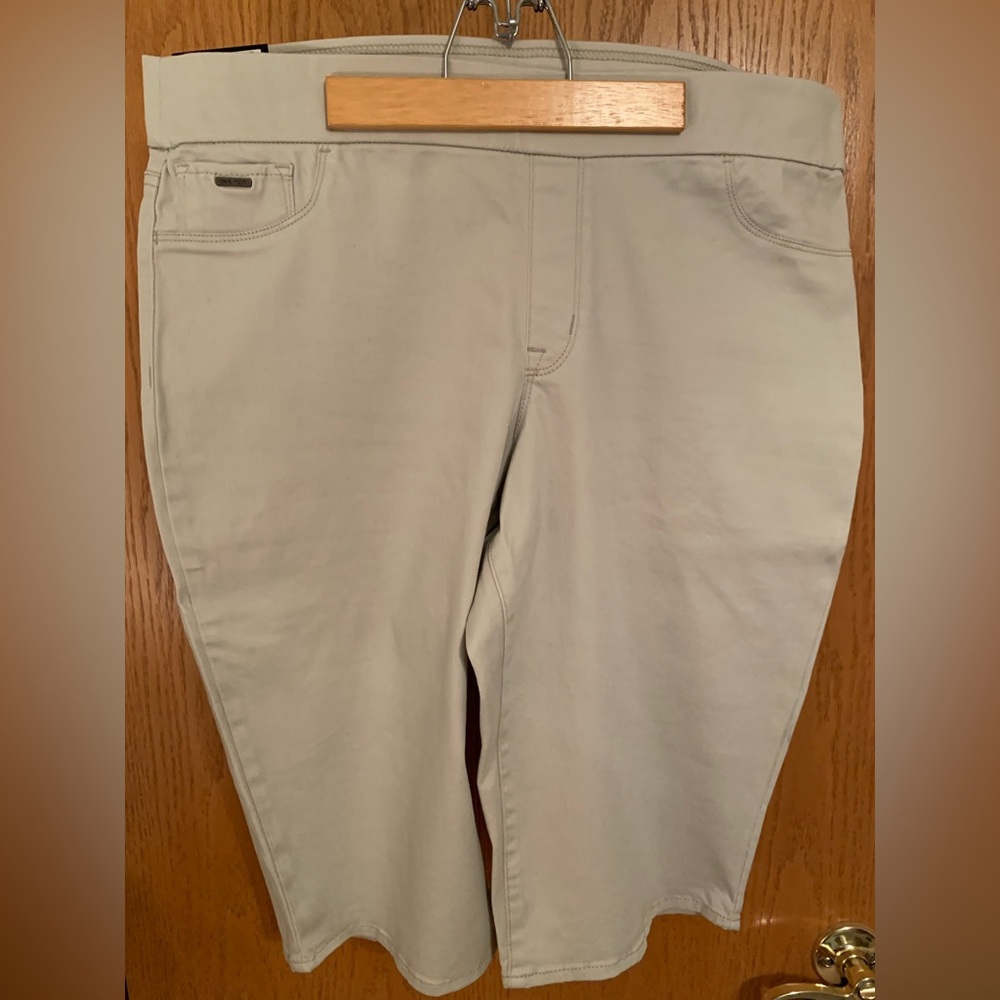 Nine West Khaki denim skimmers
NWT